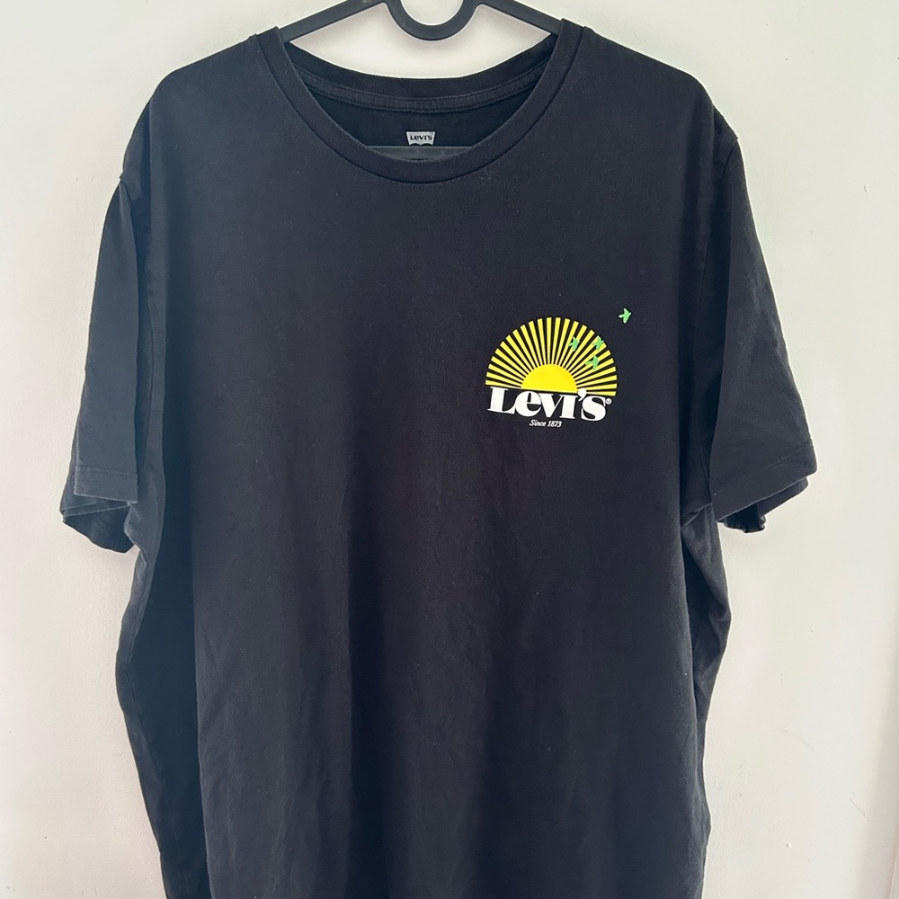 Levi's Black Tee with Yellow Sun & Birds Graphic size. XL
